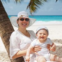 El primer baño del bebé en el mar: once consejos