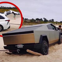 Elon Musk decía que la Tesla Cybertruck era indestructible. Hizo falta una “humilde” miniván para desatascarla 