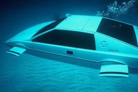 Elon Musk compra el "submarino" Lotus de James Bond
