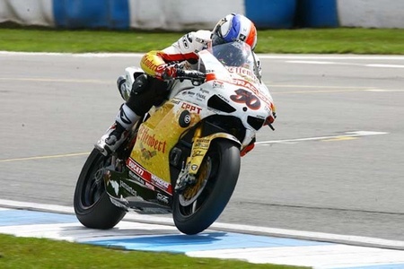 Semana intensa de entrenamientos en el circuito de Jerez con Sylvain Guintoli sobre la Aprilia oficial