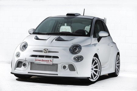 Este Cinquone Qatar es un Abarth 500 listo para circuito, con un interior a todo lujo