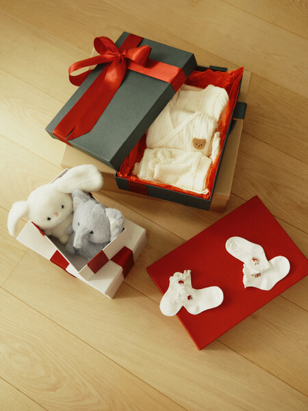Cajas de regalo con ropa de bebé y peluches