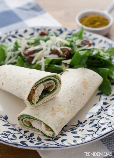 Wrap de pollo al curry con cebolla caramelizada. Receta