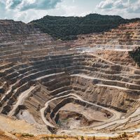 Un exbanquero compró una mina y prometió dar a EE.UU. miles de millones de dólares en tierras raras. Lo han demandado por fraude 