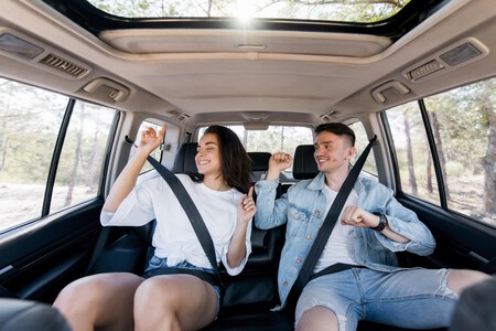 Pareja De Tiro Medio Divirtiendose Juntos
