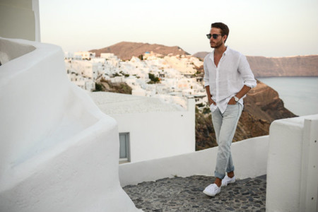 ¿Escaso de inspiración este verano? Coge ideas con los looks de Adam Gallagher alrededor del mundo