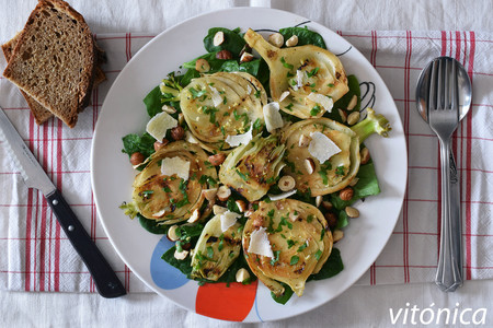 Ensalada templada de hinojo braseado al limón con avellanas: receta saludable