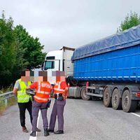 "Las compañeras lo citan al juzgado y él les invita a una cerveza": las agentes alucinaron tras detener a este camionero que septuplicó la tasa de alcohol y dejó el camión cruzado