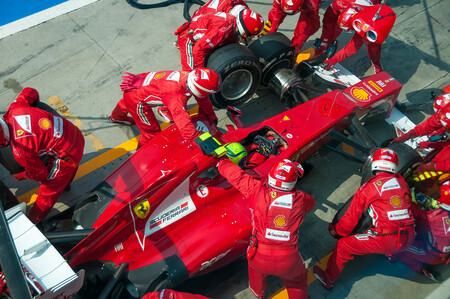 Ferrari F1 parqada en boxes