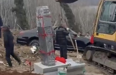 Mercedes-Benz enterrado en China