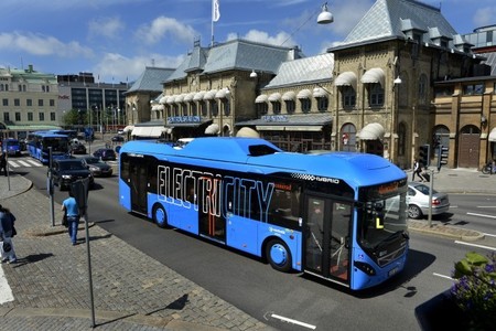 Autobuses eléctricos, diésel y a hidrógeno que no son tan limpios dependiendo de dónde recarguen (o reposten)