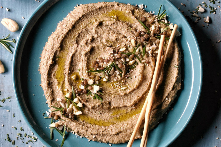 Cuatro tipos de hummus y una receta de crackers de espelta para disfrutarlos en el picoteo del finde