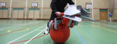 Youtuber cria moto com esferas (ou 'bola de pilates') no lugar das rodas