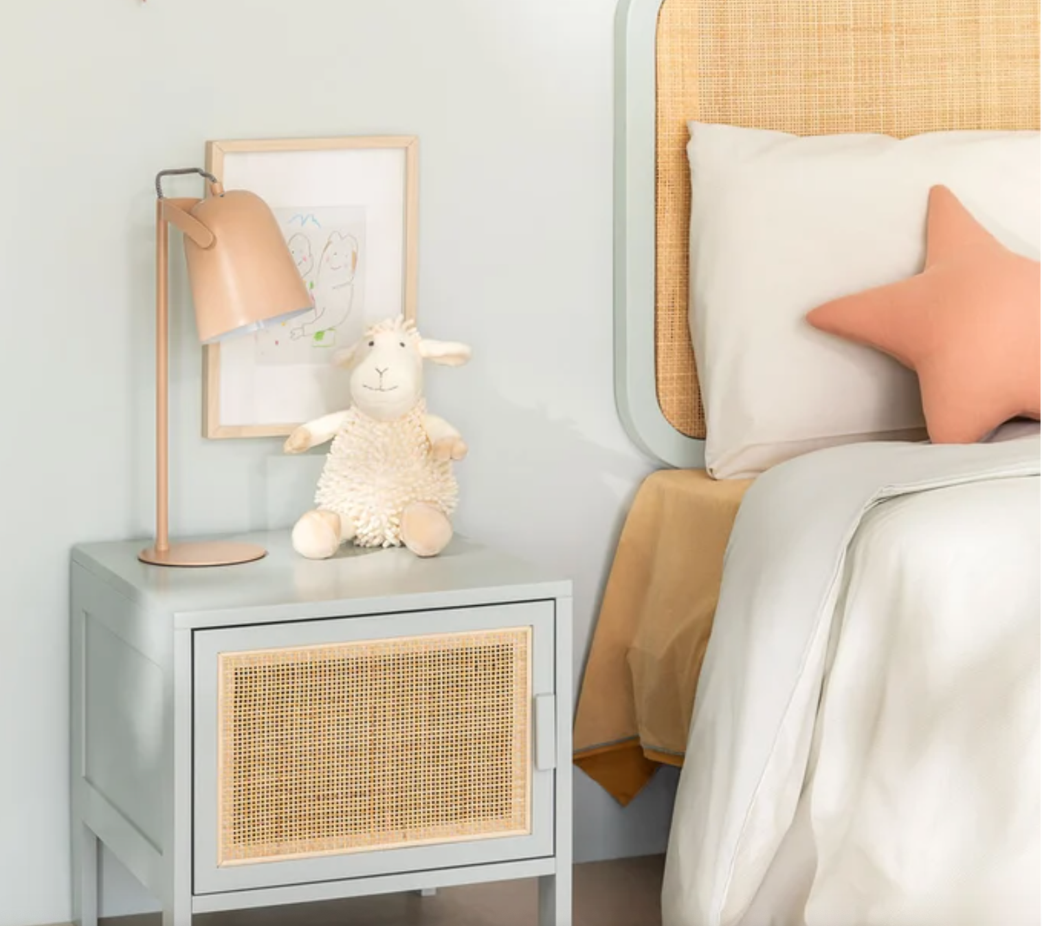 Mesita de madera de pino natural y ratán,