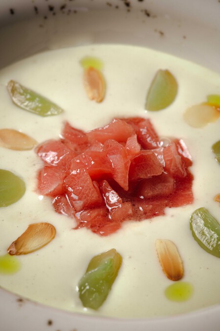 Ajoblanco malagueño con uvas y tartar de atún Gadira