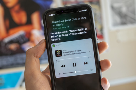 Siri y Spotify empiezan a entenderse: cómo puedes pedirle al asistente de iOS que ponga música en el móvil