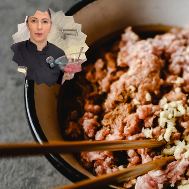“Deja de cocinar primero la cebolla y después la carne molida; la deja húmeda y hervida”: asegura chef experta en cocina griega 