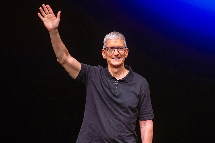 El último "gran favor" de Tim Cook a Apple es irse por la puerta de atrás justo antes de presentar el producto de la década