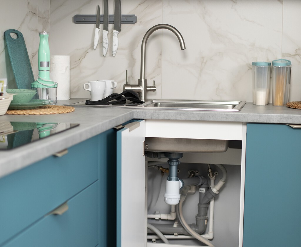 Si tienes desorden bajo el fregadero es porque quieres. Hay soluciones maravillosas, y te cabrá mucho más