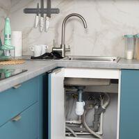 Si tienes desorden bajo el fregadero es porque quieres. Hay soluciones maravillosas, y te cabrá mucho más