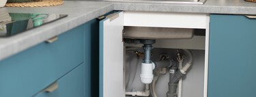 Si tienes desorden bajo el fregadero es porque quieres. Hay soluciones maravillosas, y te cabrá mucho más