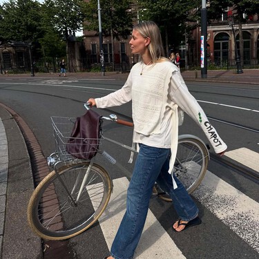 Este bolso de piel no piel firmado por Adolfo Domínguez es todoterreno: cabe todo y podemos personalizarlo