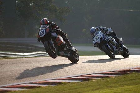 Kiyonari y Hill luchando en Oulton Park