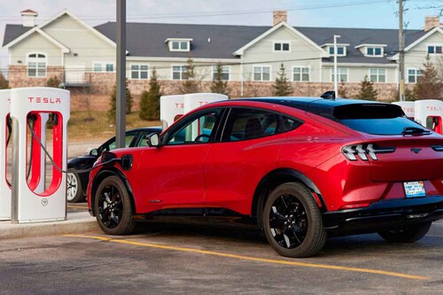 Carregadores Tesla são mais populares e geram dificuldades para usuários de outras marcas