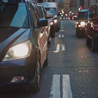 Cuándo debes llevar encendidas las luces del coche si no quieres una multa de la DGT 