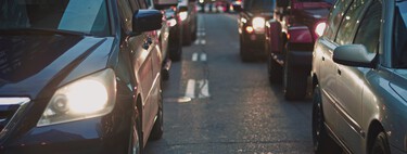 Cuándo debes llevar encendidas las luces del coche si no quieres una multa de la DGT 