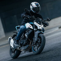 La CFMoto 450NK es una juguetona naked china para el carnet A2 por menos de 6.000 euros