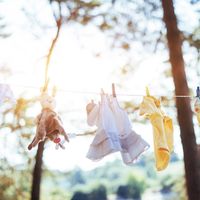 Siete trucos para cuidar la ropa si tenemos un bebé recién nacido