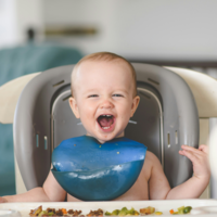 Cuando la primera comida no es una papilla, sino una chuleta: el auge de los bebés carnívoros
