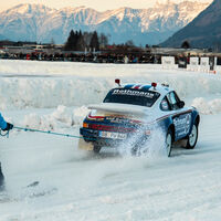 Derrapar con un Porsche por un lago helado mientras llevas atado a un amigo en el parachoques: las carrera más loca del invierno se hace en los Alpes