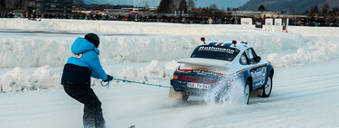 Derrapar con un Porsche por un lago helado mientras llevas atado a un amigo en el parachoques: las carrera más loca del invierno se hace en los Alpes