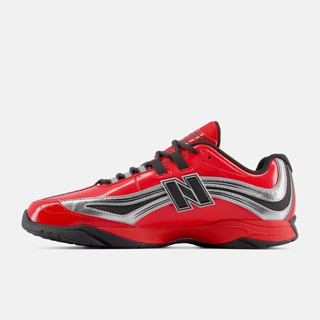 Parecen Un Ferrari Pero Son Las Zapatillas De New Balance Que Te Llevaran A Toda Velocidad A La Nostalgia De Tus Mejores Looks De Los 2000