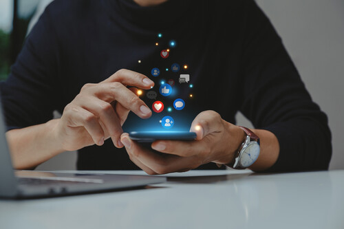 Homem mexendo em celular. Créditos:Thx4Stock/GettyImages