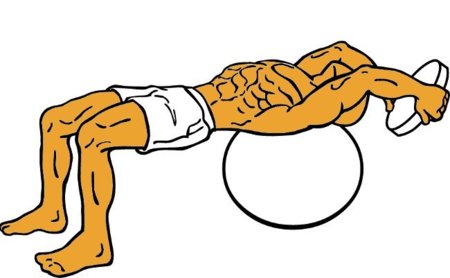 Pull-over sobre fitball para un trabajo más completo e intenso