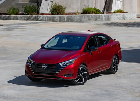 Nissan Versa 2023 1600 05