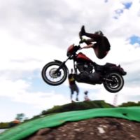 Lee Stuart te enseña las típicas cosas que no harías con una Harley-Davidson 