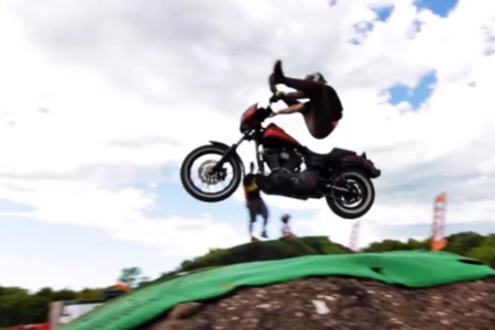 Lee Stuart te enseña las típicas cosas que no harías con una Harley-Davidson