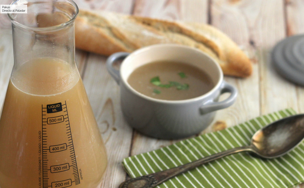 Cómo hacer un caldo de pollo casero y reconfortante (con trucos para que te quede sabroso y sin nada de grasa) 