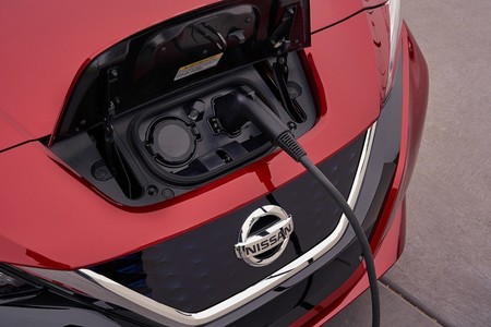 Nissan y BMW crecen su red de carga para vehículos eléctricos e híbridos enchufables