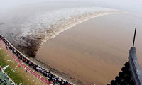 La ola gigante del río Qiantang en China