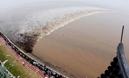 La ola gigante del río Qiantang en China