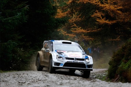 Rally de Gales 2013: sólo Thierry Neuville aguanta el ritmo de los Volkswagen