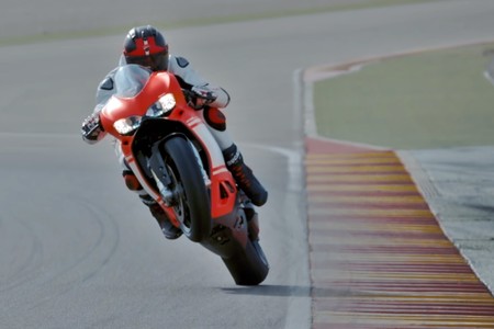 Sube el volumen y deja que la Ducati 1299 Superleggera te alegre el día rodando a fuego