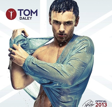 Tom Daley, el chico de la camisa mojada, presenta su calendario. <em>Hot, hot, babes!!!</em>