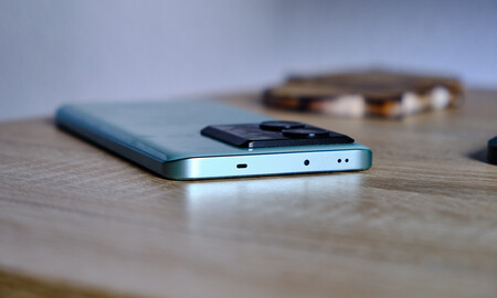 Agujeros en la parte superior del móvil