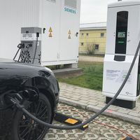 La nueva electrolinera de Porsche es tan rápida como sus coches: 100 km de autonomía en tres minutos